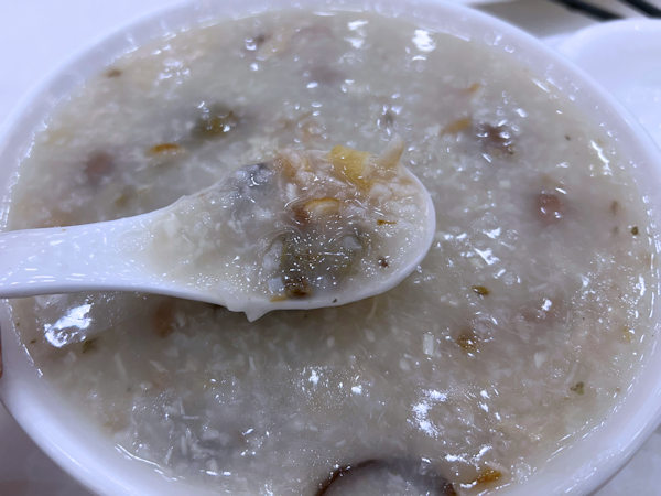 順徳・堅記酒家の花生鱼蓉粥（ピーナッツ入り魚粕粥）