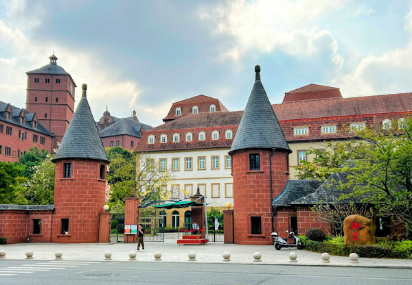 HUAWEI（ファーウェイ）の東莞松山湖研究開発センター