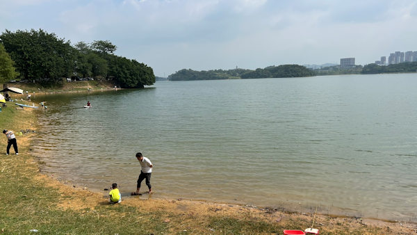 東莞松山湖畔は伸び伸びした雰囲気