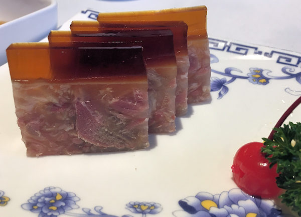鎮江肴肉は上海料理で定番の前菜