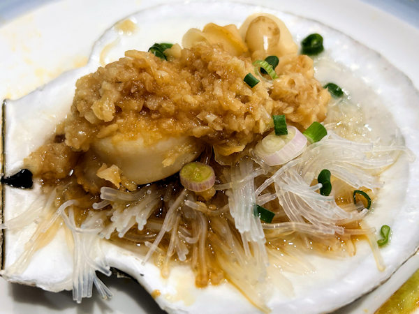 順徳料理の蒜蓉粉丝蒸元貝（ホタテと春雨のニンニク蒸し）
