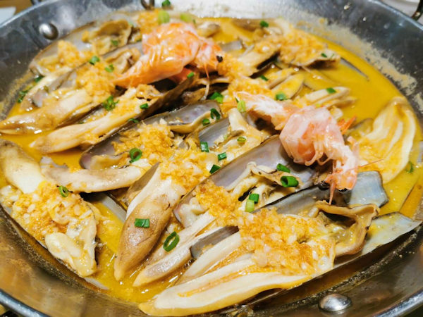 蒜蓉粉丝蒸聖子皇（マテ貝）