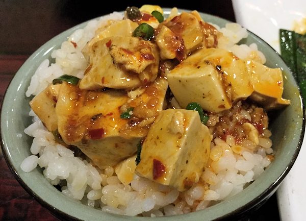 麻婆豆腐はご飯にかけて