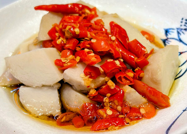 湖南料理の剁椒小芋頭（里芋の唐辛子蒸し）