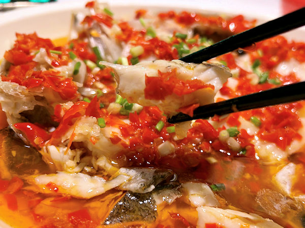 湖南料理の剁椒魚頭（魚の頭の唐辛子蒸し）