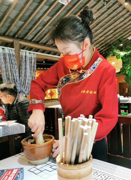 湖南料理の擂辣椒皮蛋（唐辛子とピータンのすりつぶし）