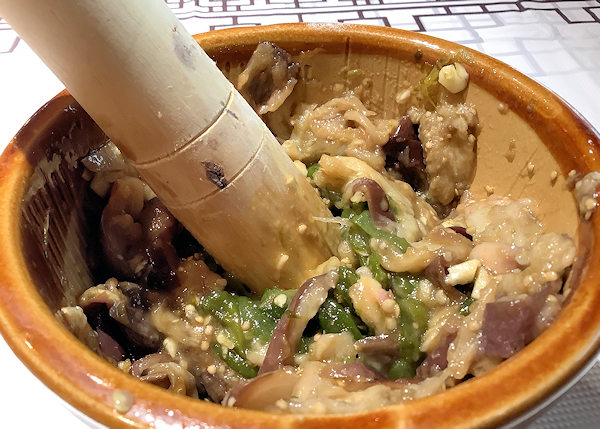 湖南料理の擂辣椒皮蛋（唐辛子とピータンのすりつぶし）