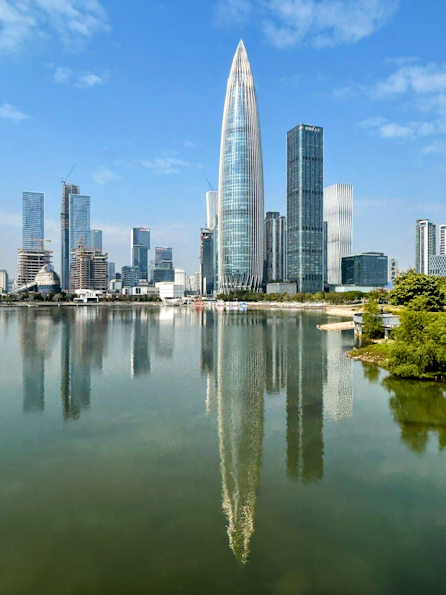深圳人才公園から見る中国華潤ビルなどの摩天楼