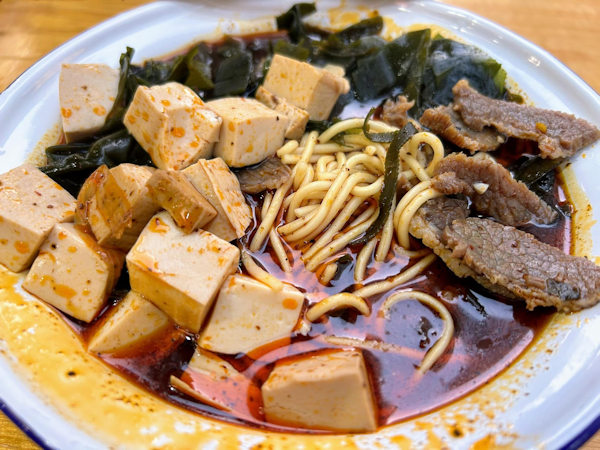 海帯豆腐牛肉麺（襄陽激辛ラーメン）
