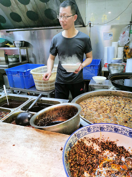 王府麺館では調理人に口頭で注文（襄陽牛肉麺）