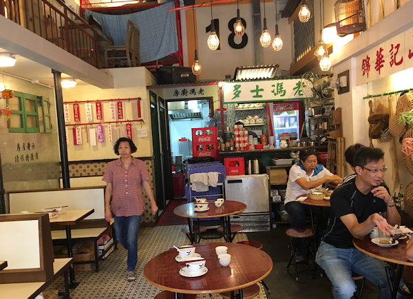 老馮茶居のノスタルジックな店内(香港元朗)