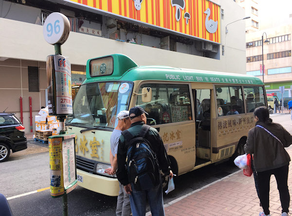 深井へ行くミニバス（香港・荃湾）