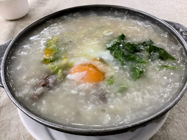 肇慶で玉子乗せ皮蛋痩肉粥