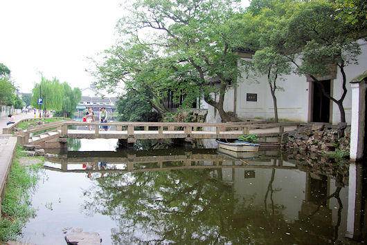 蘇州の滄浪亭：入口付近の運河