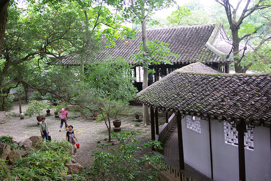 蘇州の滄浪亭：築山から見た回廊