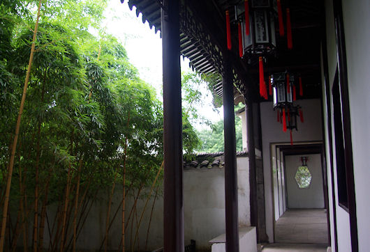 蘇州の滄浪亭：回廊と竹林