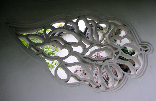 蘇州の滄浪亭：木の葉型の漏窓