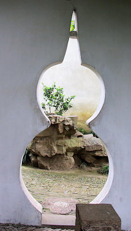 蘇州の滄浪亭：ひょうたん型の洞門