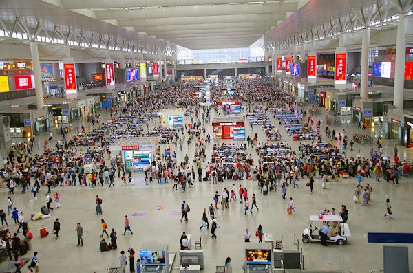 中国新幹線、上海虹橋駅は広い