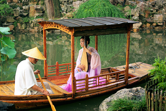留園の池で中国琵琶を弾く女性