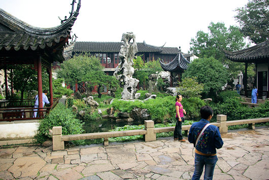 蘇州、留園（冠雲峰と周辺の建物）