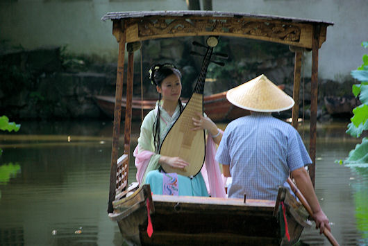 蘇州、留園（小舟と中国琵琶）