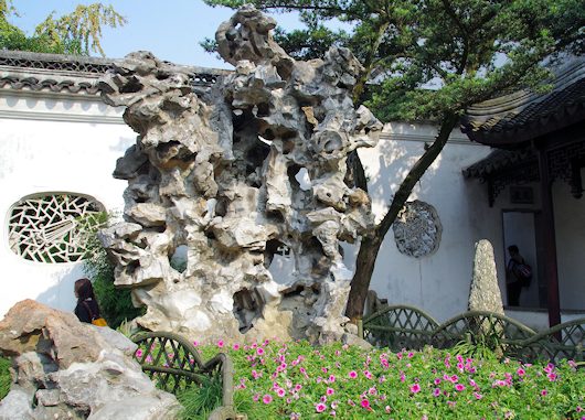 獅子林の九獅峰と漏窓