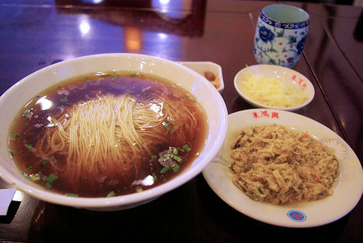 蘇州麺は細麺。具が別皿で来ることも