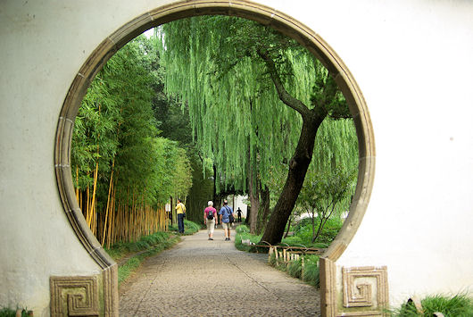 蘇州拙政園、東園から中園への円洞門