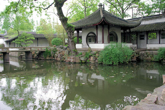 蘇州、拙政園の梧竹幽居と回廊