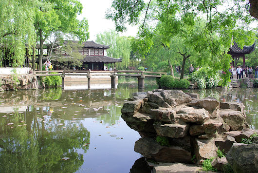 蘇州拙政園、池越しに見る見山楼