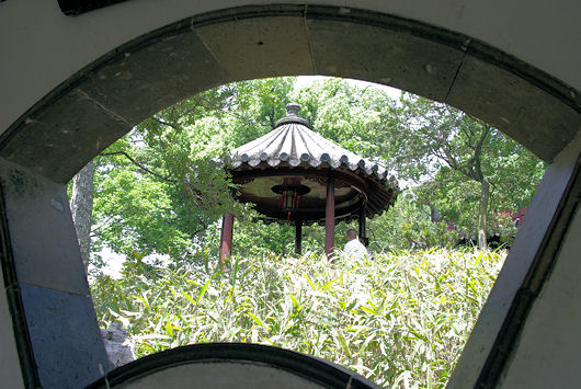 蘇州拙政園、扇亭から傘亭を見る