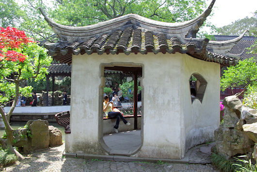 蘇州拙政園の扇亭(与誰同座軒)