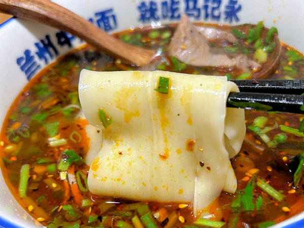 馬記永の蘭州牛肉麺大寛(幅広麺)
