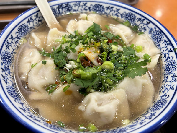 蘭州牛肉麺店で食べる羊肉餃子（深圳）