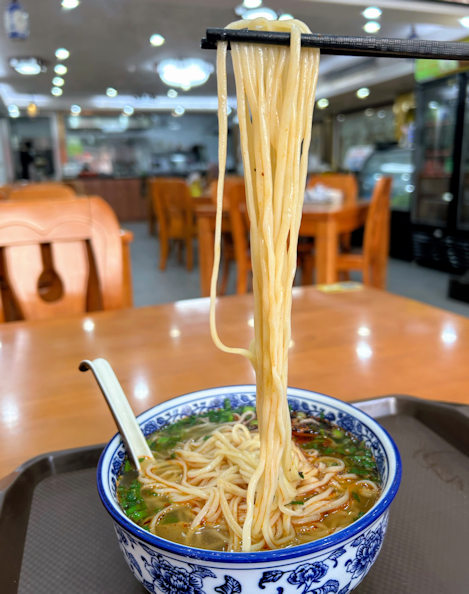 河湟牛肉拉面の麺は長い(西域ラーメン)