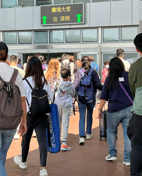 香港人で混雑する深圳湾口岸