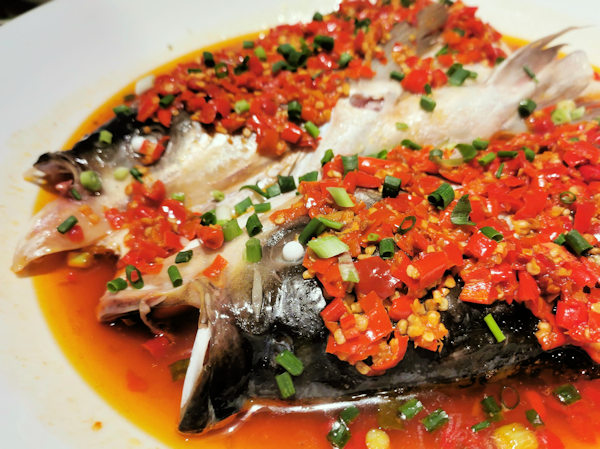 湖南料理の剁椒魚頭（魚の頭の唐辛子蒸し）