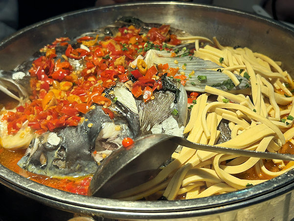 湖南料理の剁椒魚頭（魚の頭の唐辛子蒸し）