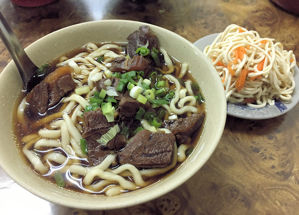 台北・富宏牛肉麺で朝食