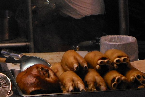 台北の夜市で見た豚足