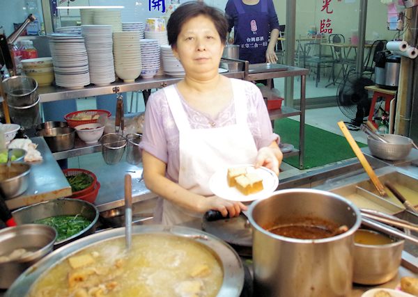 台北、晴光市場の臭豆腐