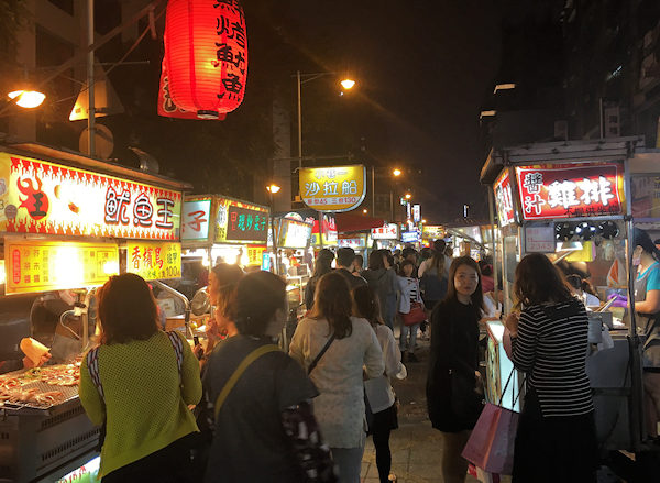 台北・寧夏夜市は飲食屋台がいっぱい