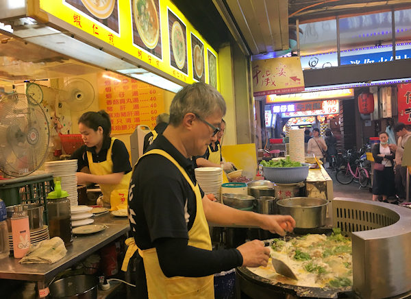 台北・寧夏夜市の蚵仔煎（牡蠣のオムレツ）