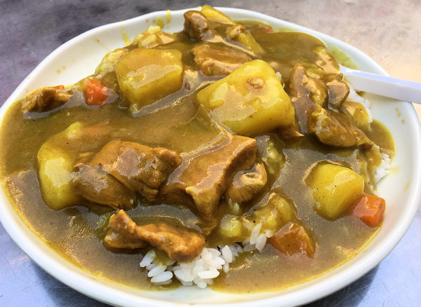 屋台でカレーライスの朝食(台北雙城一条街)