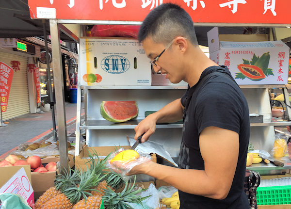 台湾マンゴーの皮をむいてカットしてもらう(台北雙城一条街)