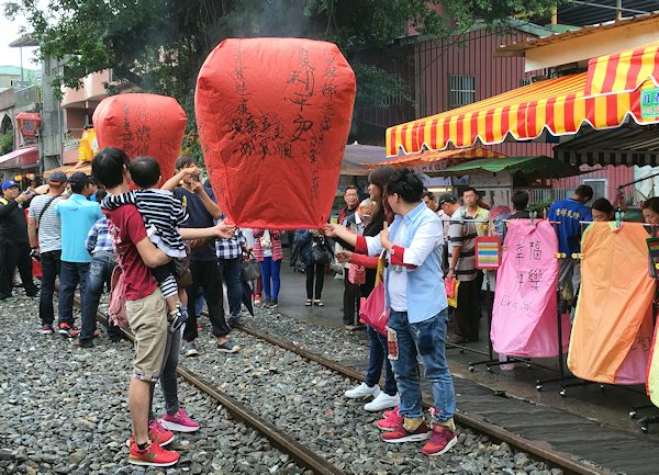 ランタン上げ（台湾、平渓線十分）