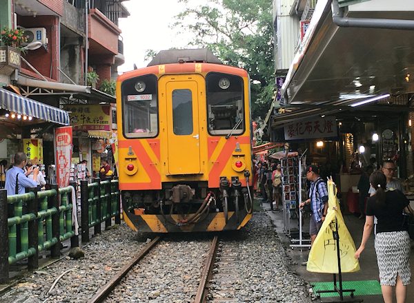 台湾、平渓線十分駅付近