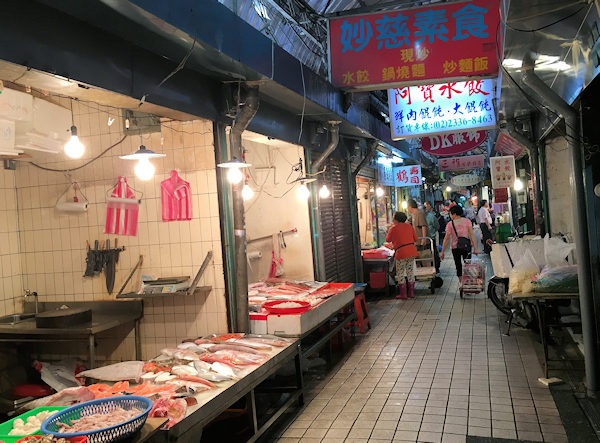 台北のマーケット(龍山寺近くの三水街)