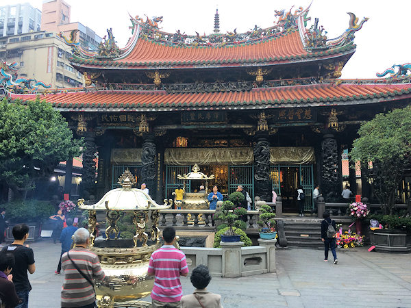 龍山寺は台北のパワースポット